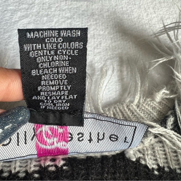 Polly & Esther Size L Women’s Animal Print Destructed Sweater - Picture 10 of 12